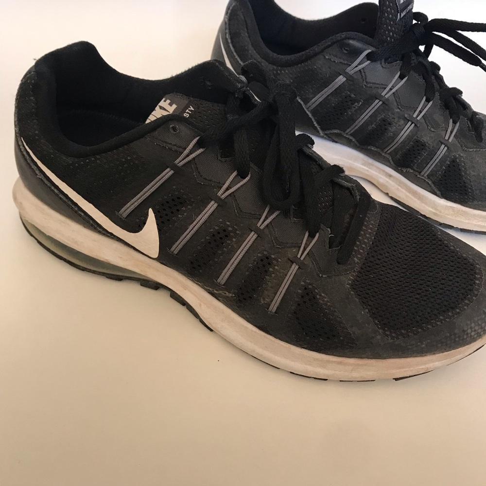 Nike Air Max Dynasty Running Shoes - Picture 2 of 8